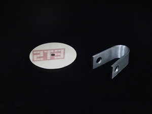 ラップ研磨機を使い表面の精密鏡面研磨をおこなったディスク（左）と鉄鋼の板をU字に曲げられたテストピース（右）。研磨は粗さ指定や番手指定などが対応可能です。