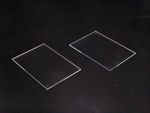 左側が光学用ガラス、通称白板ガラス。右側がガラス、通称青板ガラス。青板ガラスはフロートガラスやフロート板ガラス、ソーダガラスとも呼ばれます。