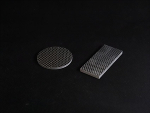 CFRP（炭素繊維強化プラスチック）の試験片。通常の四角だけではなく、円形に加工しご提供できます。