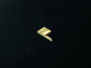 金属材料の電気化学的高温腐食試験方法（JIS Z2294）で規定されている旗形状の試験片（素材：真鍮）