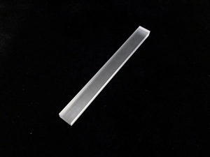 ASTMD790 非強化および強化プラスチックおよび電気絶縁材料の曲げ特性の標準試験方法 で記載されているサイズの試験片（素材：ポリカーボネート（PC））。POMやABS樹脂での製作実績もございます。