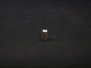 非常に小さい試験片に対して、アールをつけることもできます。（写真はR=5の試験片）