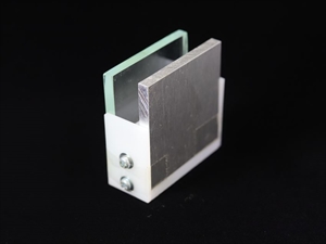 JIS A 1439 建築用シーリング材の試験方法 にて、耐久性試験に使用される治具。青板ガラス及びアルマイトアルミ（素材：A5052）を取り付けた治具。