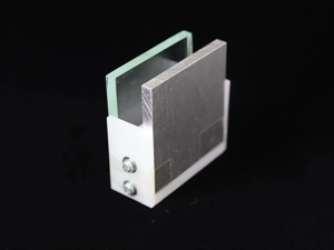 JIS A 1439 建築用シーリング材の試験方法 にて、耐久性試験に使用される治具。青板ガラス及びアルマイトアルミ（素材：A5052）を取り付けた治具。