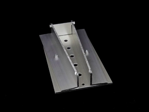 JIS A 1439 建築用シーリング材の試験方法 にて、動的耐候性を計測する際に使用される、目地幅可変型試験体（素材：A6063 及び A5052）