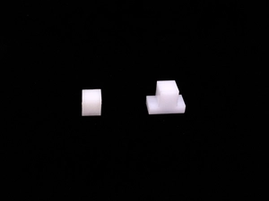 JIS A 1439 建築用シーリング材の試験方法 にて、引張特性試験に用いられるスペーサー。左が12x12x12.5mmのツバなし、右が12x12x12.5mmのツバ付き（T型）、をご提供しております。（素材：ポリエチレン）