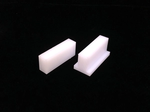 JIS A 1439 建築用シーリング材の試験方法 にて、引張特性試験に用いられるスペーサー。左が12x19x50mmのツバなし、右が12x19x50mmのツバ付き（T型）、をご提供しております。（素材：ポリエチレン）